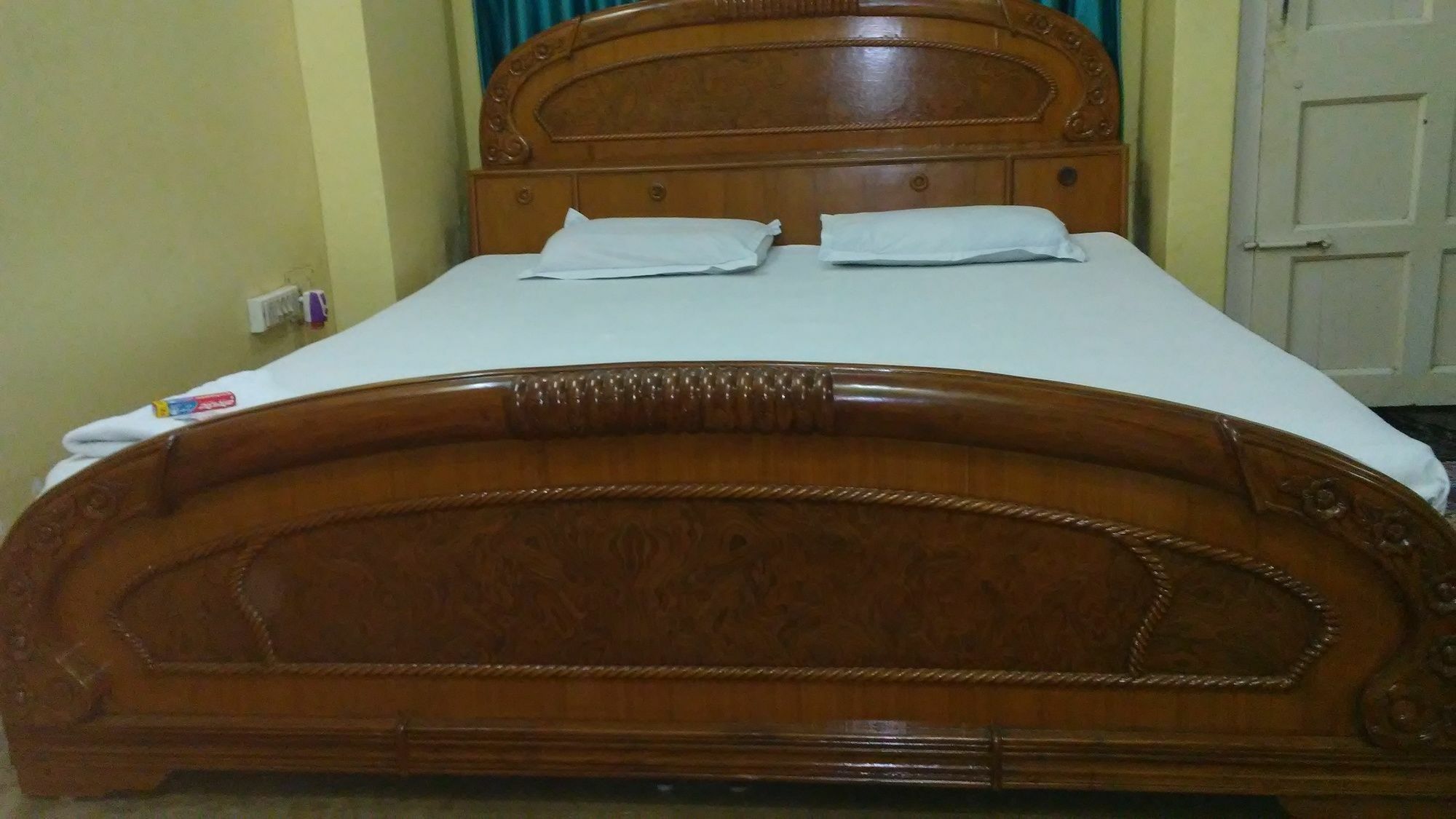 Royal Paying Guest Hotel Колката Екстериор снимка